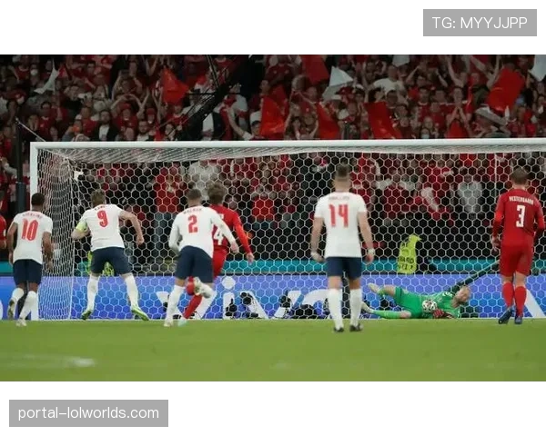 特写:凯恩罚丢点球后仰天长叹,诺伊尔上前安慰鼓励